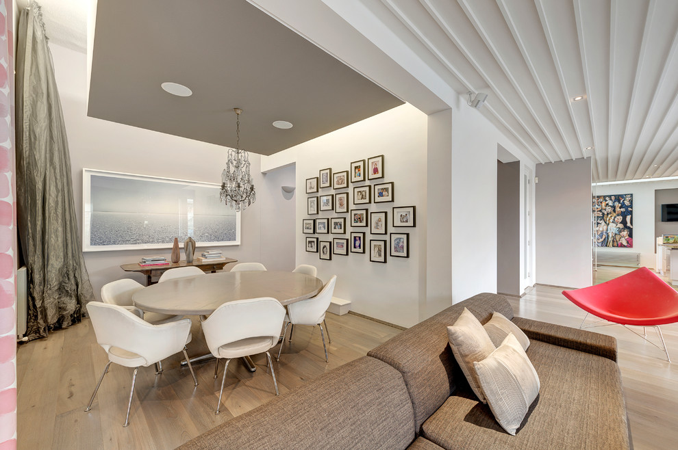 Exemple d'une grande salle à manger ouverte sur le salon tendance avec un mur blanc, parquet clair et aucune cheminée.