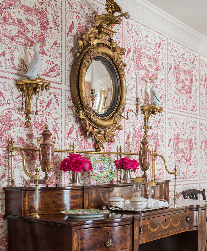 Imagen de comedor clásico de tamaño medio cerrado sin chimenea con paredes rosas y suelo de madera en tonos medios