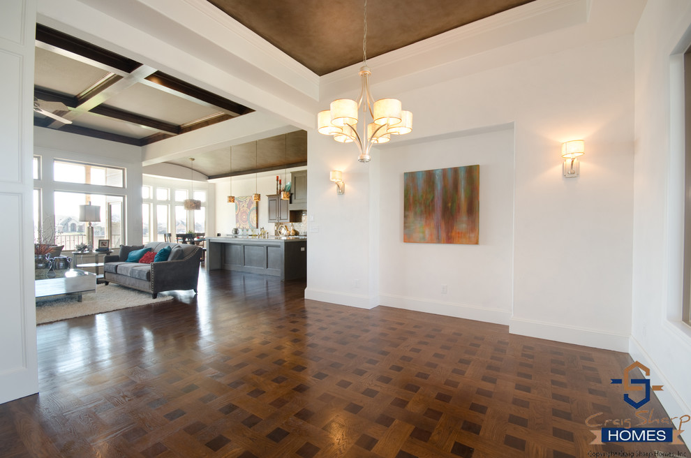 Foto di una sala da pranzo aperta verso il soggiorno minimal di medie dimensioni con pareti bianche e pavimento in legno massello medio