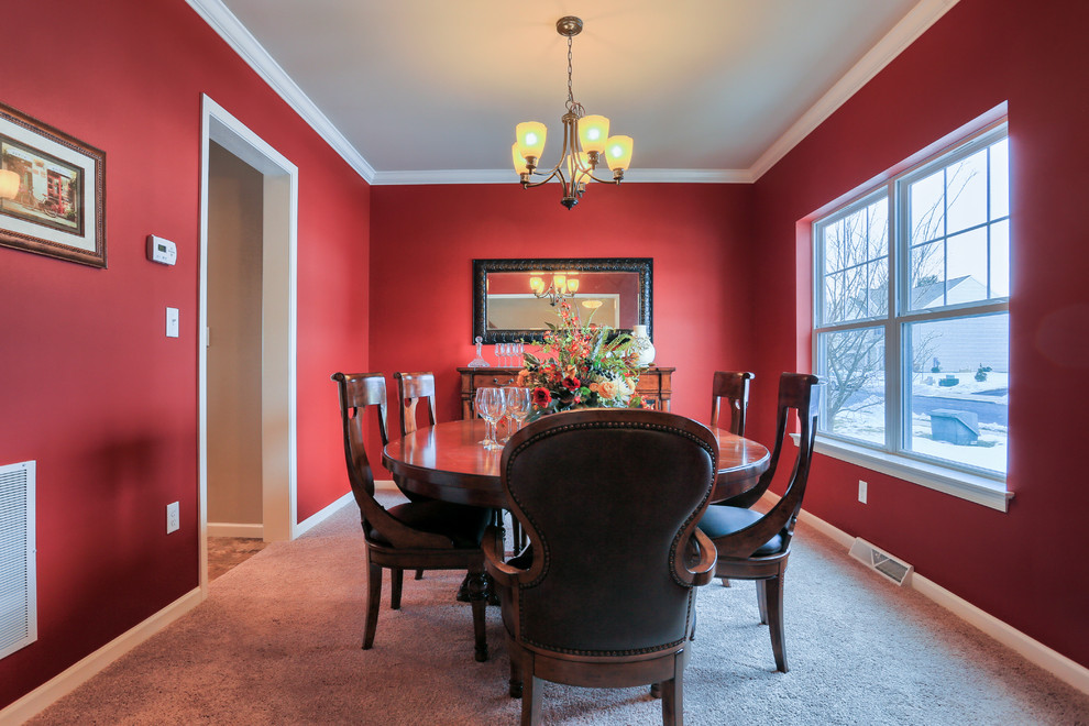 Источник вдохновения для домашнего уюта: отдельная столовая среднего размера в классическом стиле с красными стенами и ковровым покрытием