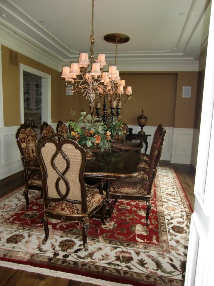 Immagine di una sala da pranzo aperta verso la cucina classica di medie dimensioni con pareti beige e parquet scuro