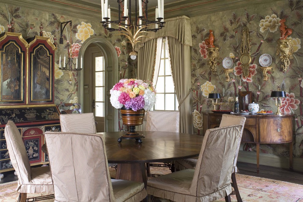 Cette image montre une rideau de salle à manger traditionnelle avec un mur multicolore et parquet foncé.