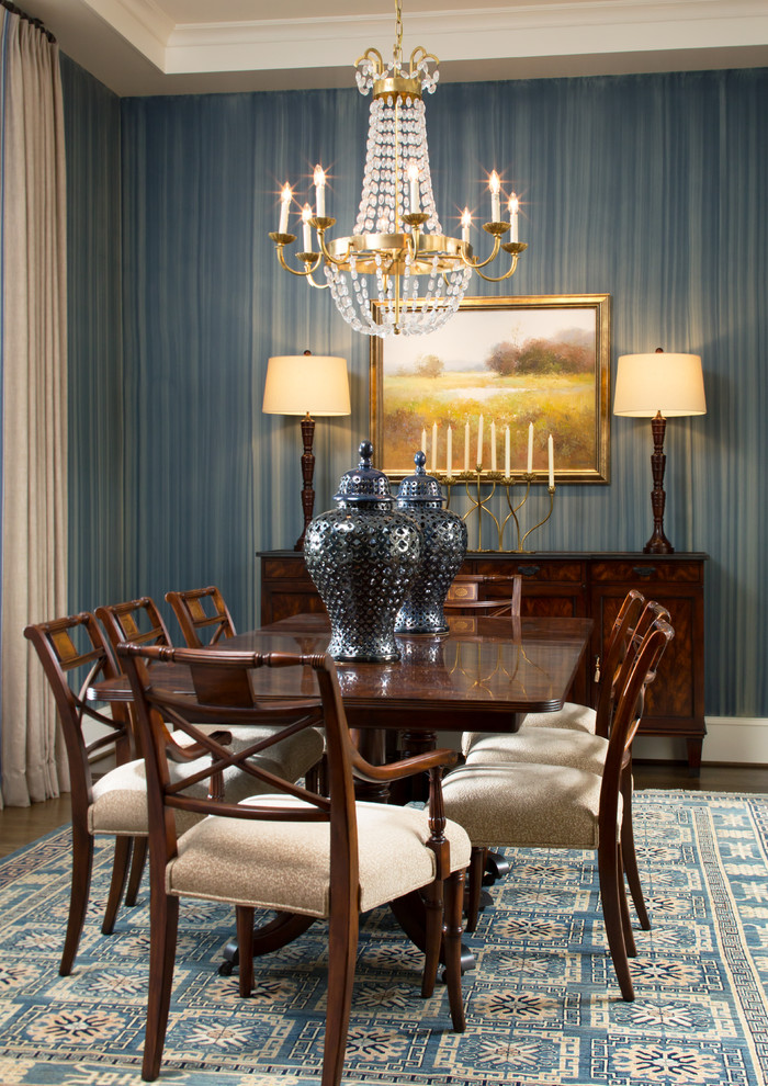 На фото: столовая в классическом стиле с синими стенами с