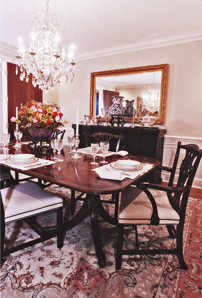 Example of a classic dining room design in Bridgeport