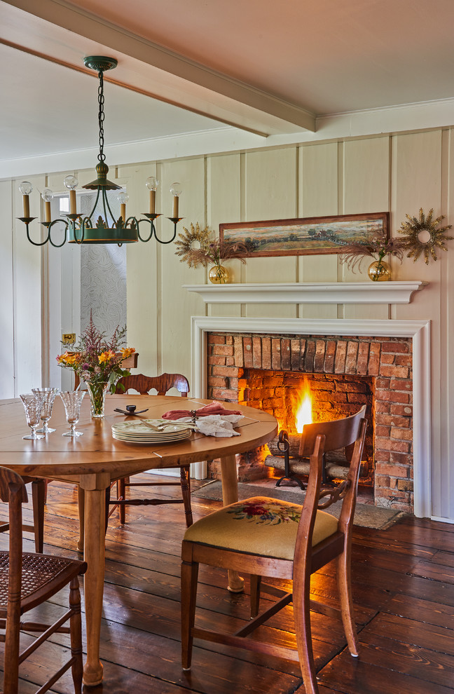 Ejemplo de comedor de cocina de estilo de casa de campo grande con paredes beige, suelo de madera oscura, todas las chimeneas, marco de chimenea de ladrillo y suelo marrón