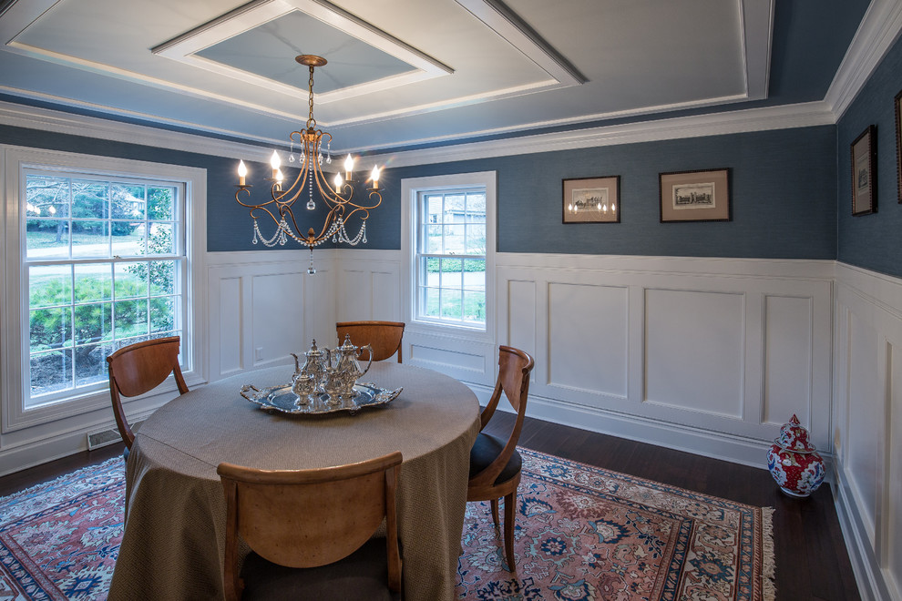 Cette image montre une salle à manger victorienne fermée avec un mur bleu et aucune cheminée.