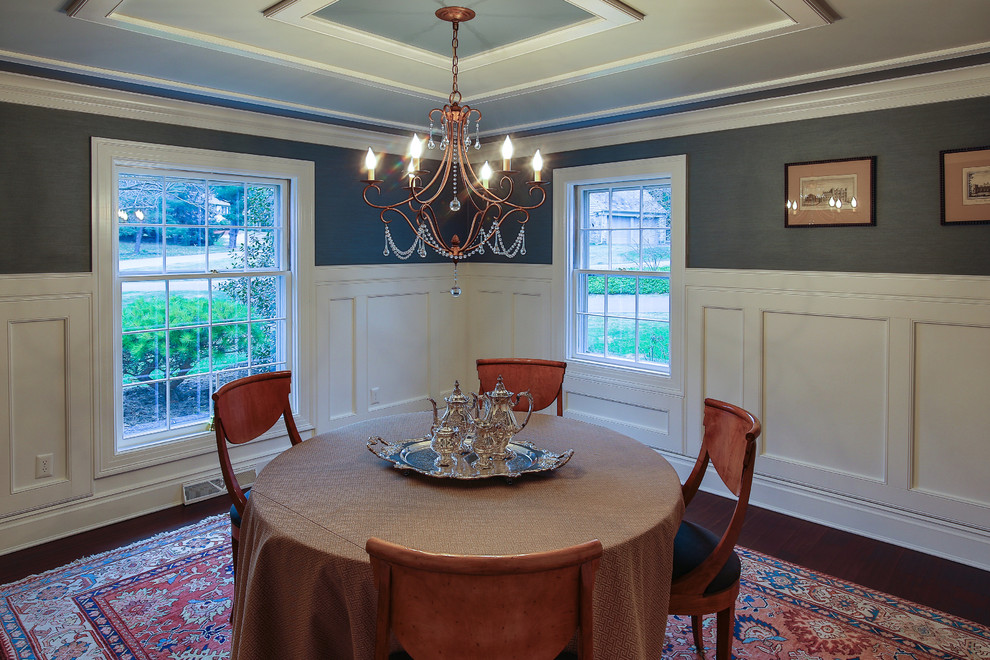 Immagine di una sala da pranzo vittoriana chiusa con pareti blu e nessun camino