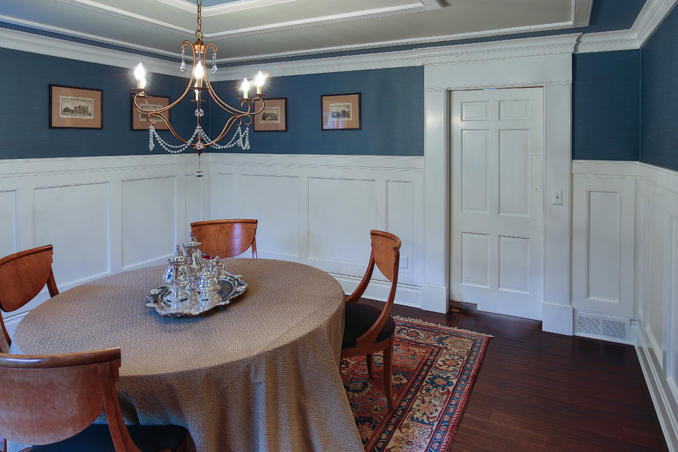 Idee per una sala da pranzo vittoriana chiusa con pareti blu e nessun camino