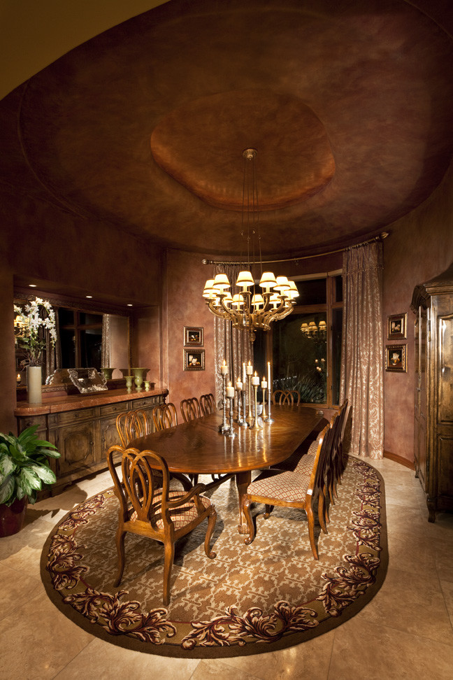 Idée de décoration pour une salle à manger tradition fermée et de taille moyenne avec un mur rouge, un sol en travertin et un sol beige.