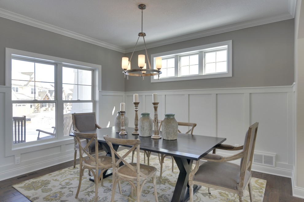 Источник вдохновения для домашнего уюта: большая отдельная столовая в стиле неоклассика (современная классика) с серыми стенами и темным паркетным полом без камина