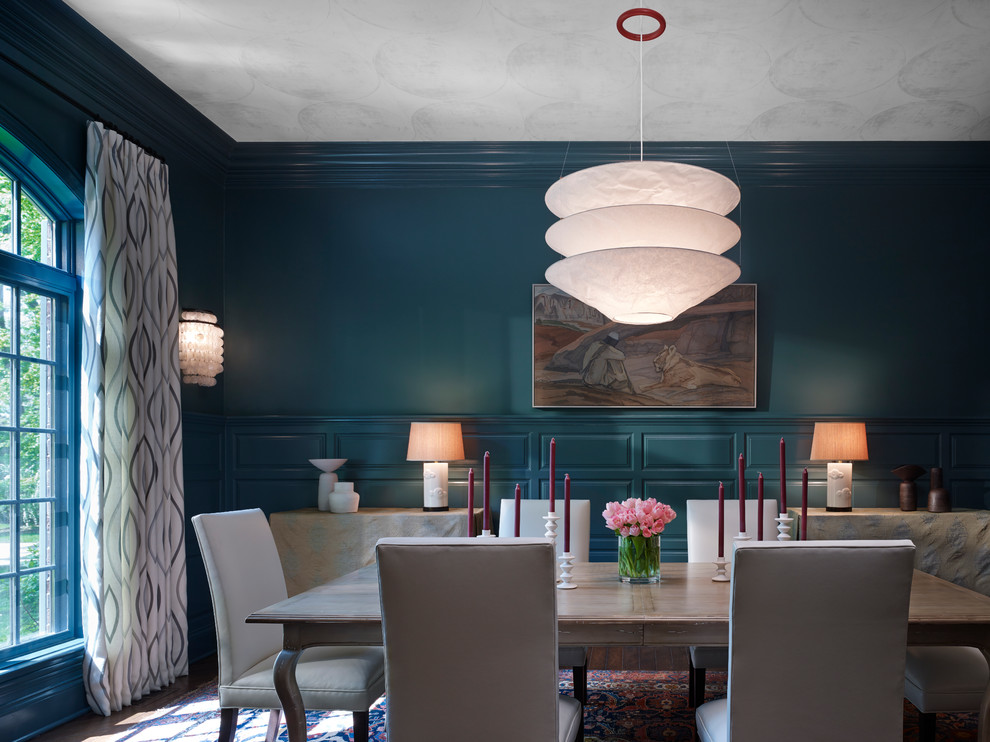 На фото: большая отдельная столовая в стиле неоклассика (современная классика) с ковровым покрытием и синими стенами без камина с