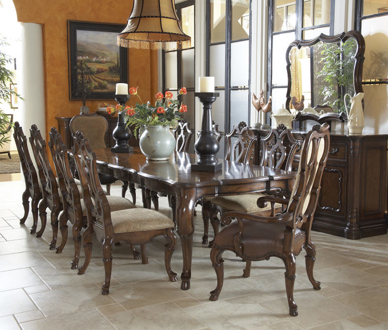 На фото: большая кухня-столовая в классическом стиле с оранжевыми стенами и полом из керамической плитки с