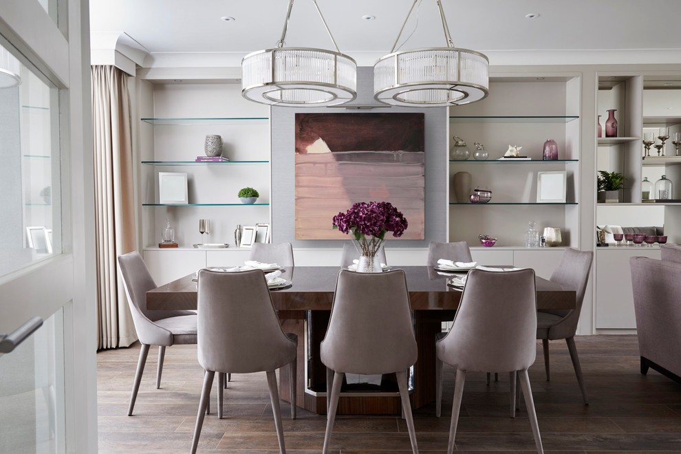 Immagine di una sala da pranzo aperta verso il soggiorno tradizionale di medie dimensioni con pareti grigie, parquet scuro e pavimento marrone