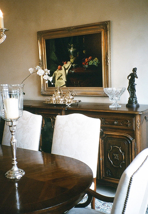 Foto de comedor de cocina clásico con paredes beige