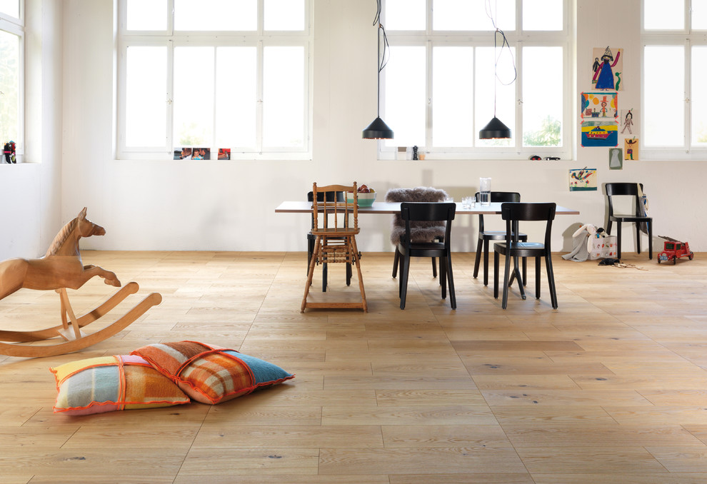 Kleines Modernes Esszimmer mit braunem Holzboden und braunem Boden in Sonstige