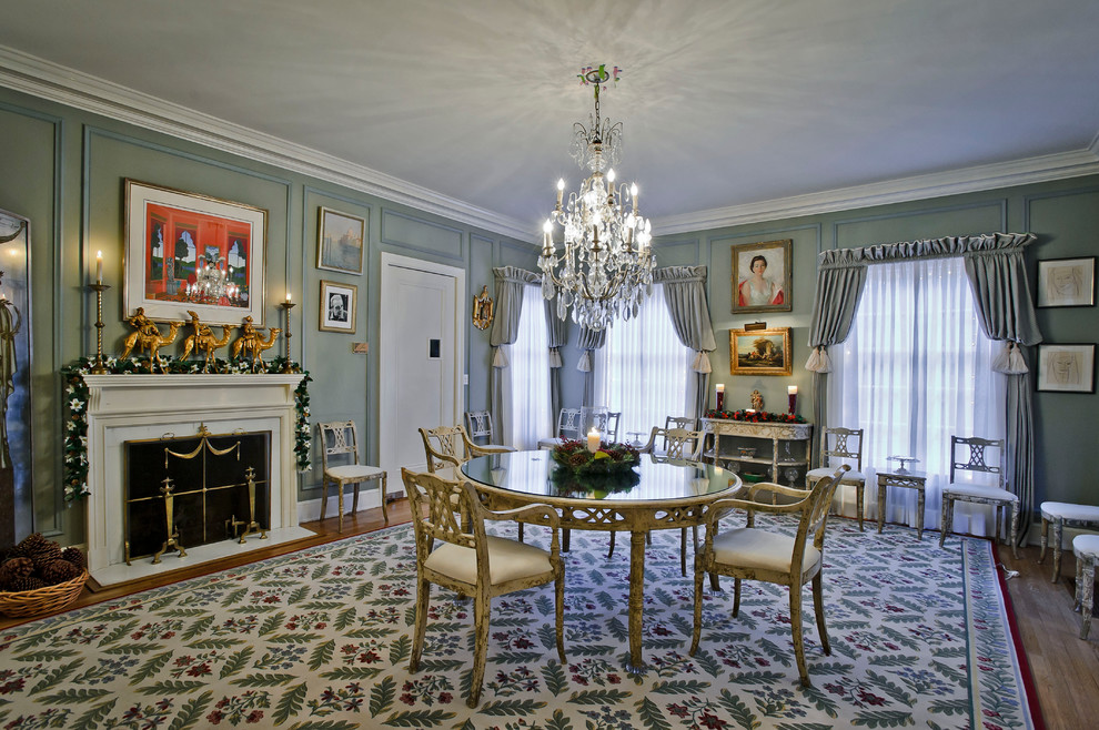 Источник вдохновения для домашнего уюта: столовая в классическом стиле с серыми стенами и стандартным камином