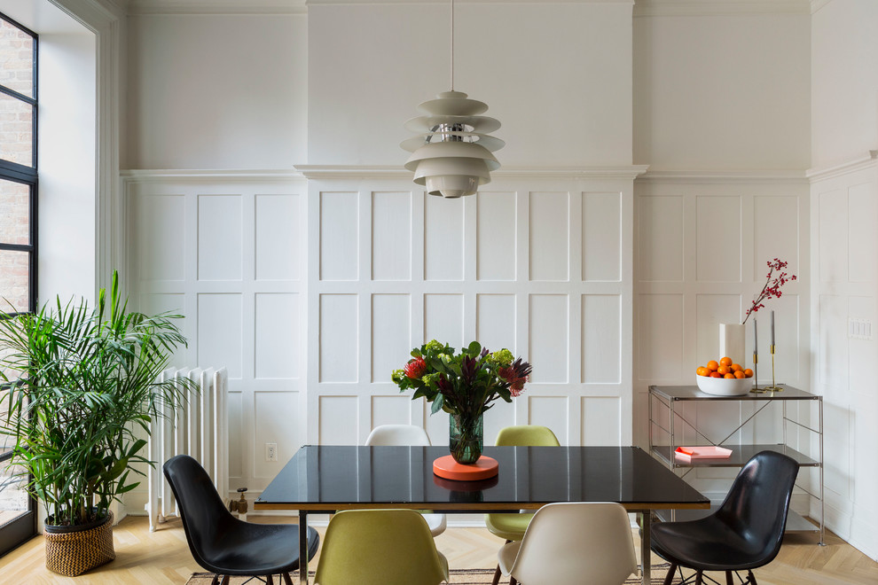 Idée de décoration pour une salle à manger ouverte sur la cuisine tradition de taille moyenne avec un mur blanc, parquet clair, aucune cheminée et un sol beige.