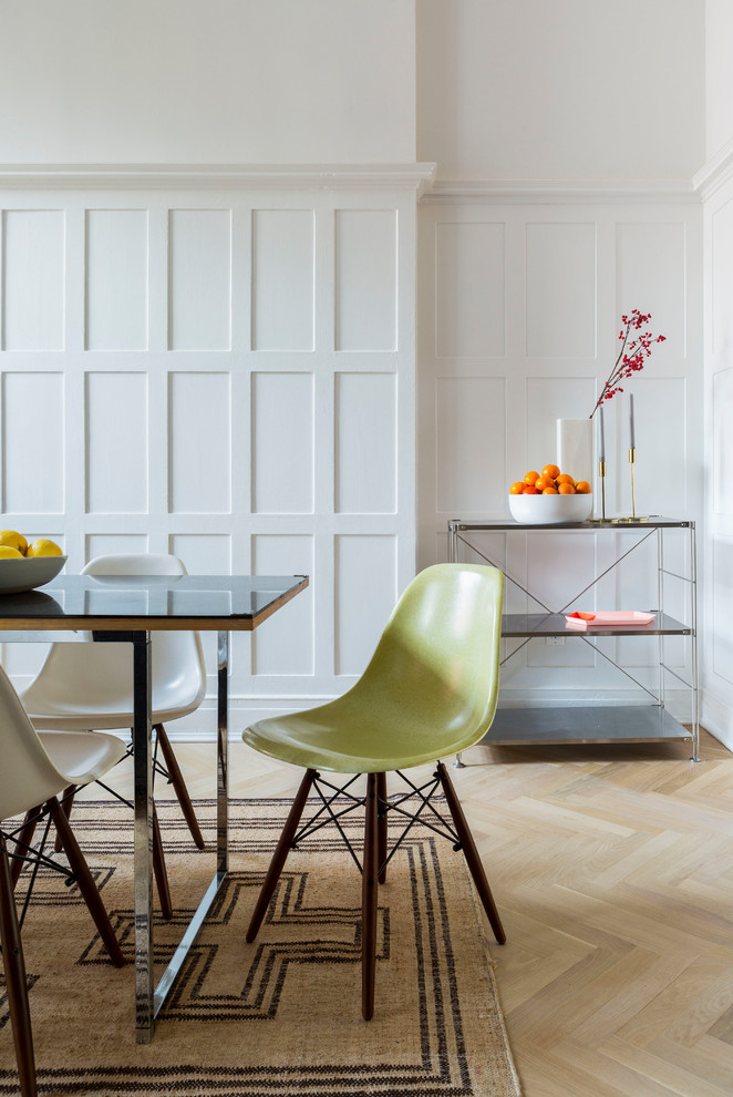 Esempio di una sala da pranzo aperta verso la cucina design di medie dimensioni con pareti bianche, parquet chiaro, nessun camino e pavimento beige