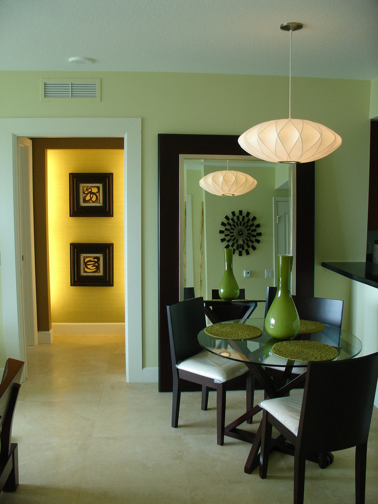 Immagine di una sala da pranzo aperta verso la cucina eclettica di medie dimensioni con pareti verdi, pavimento con piastrelle in ceramica e nessun camino