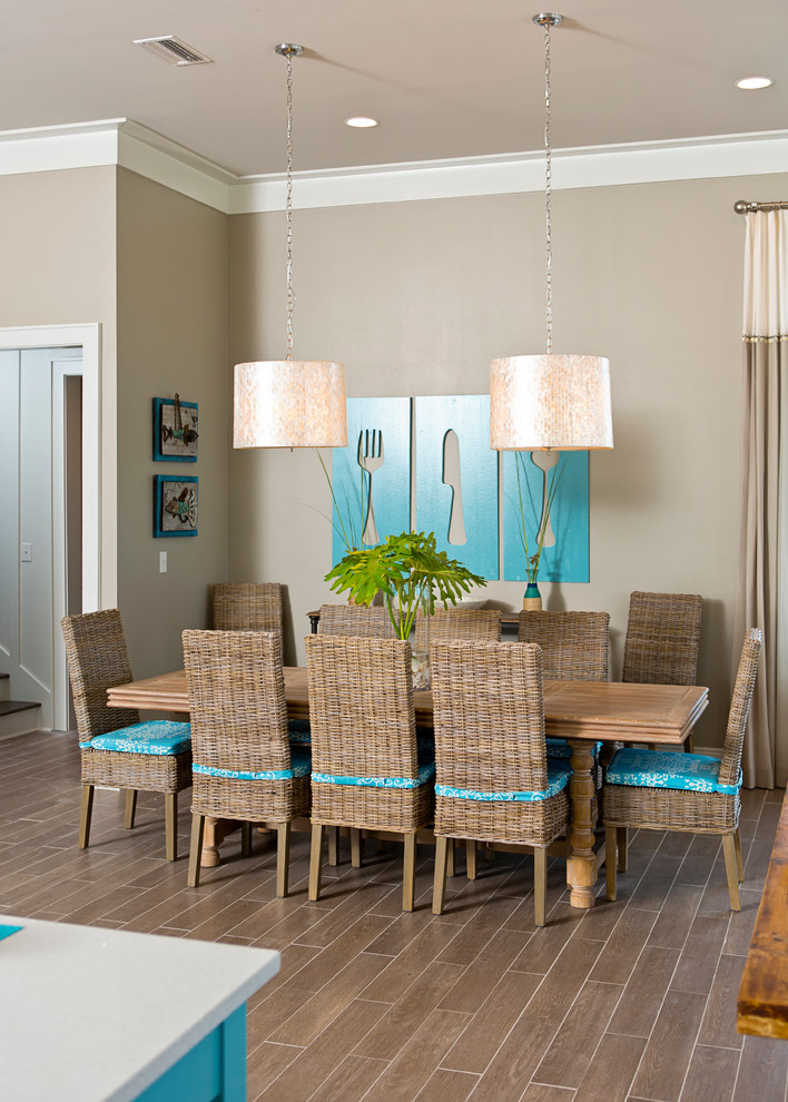 Imagen de comedor contemporáneo con paredes beige