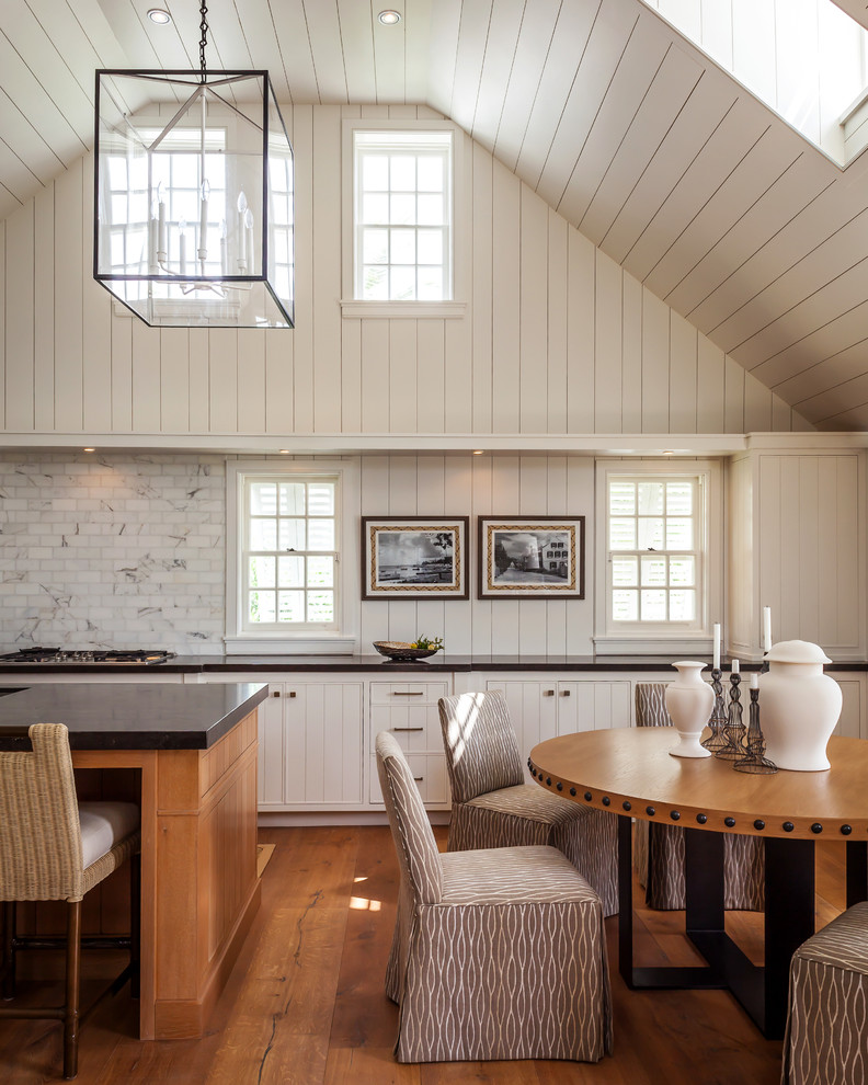 Свежая идея для дизайна: кухня-столовая в современном стиле с белыми стенами и паркетным полом среднего тона - отличное фото интерьера