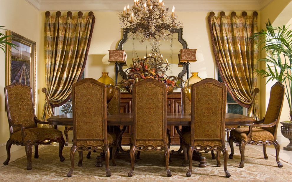 Пример оригинального дизайна: большая кухня-столовая в средиземноморском стиле с желтыми стенами и ковровым покрытием
