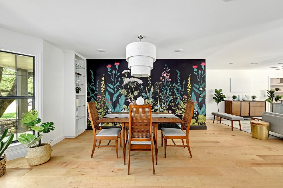 Cette photo montre une salle à manger ouverte sur le salon tendance avec un mur multicolore, parquet clair et un sol beige.
