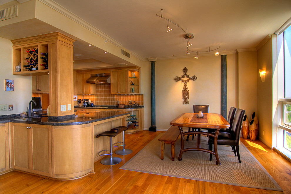 Immagine di un'ampia sala da pranzo aperta verso la cucina bohémian con pareti beige e pavimento in legno massello medio