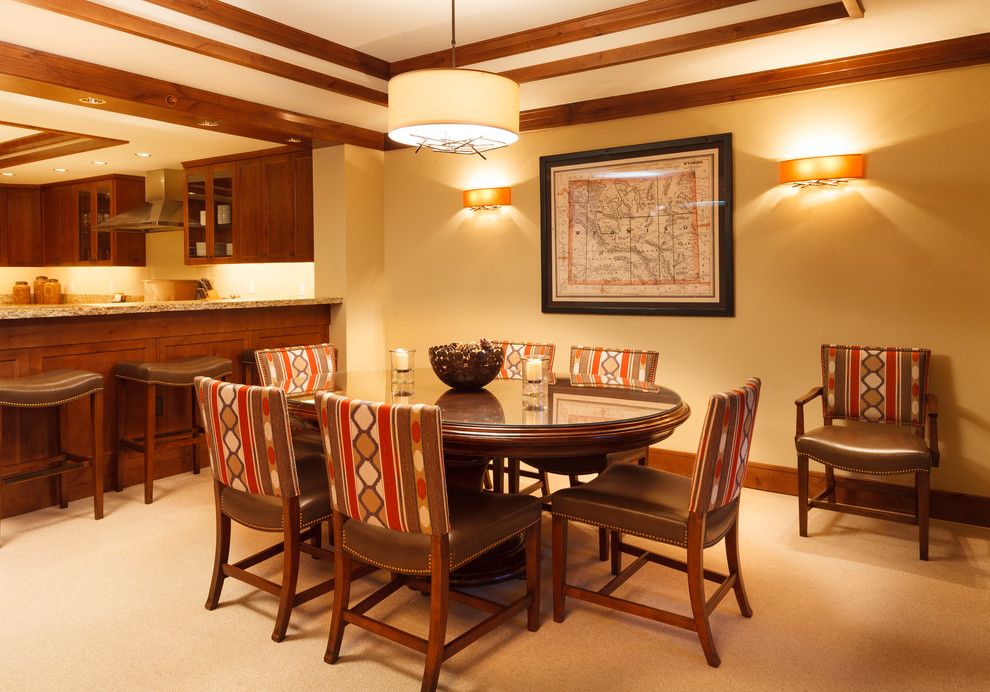 Foto di una sala da pranzo aperta verso la cucina stile americano di medie dimensioni con moquette, nessun camino, pareti beige e pavimento beige