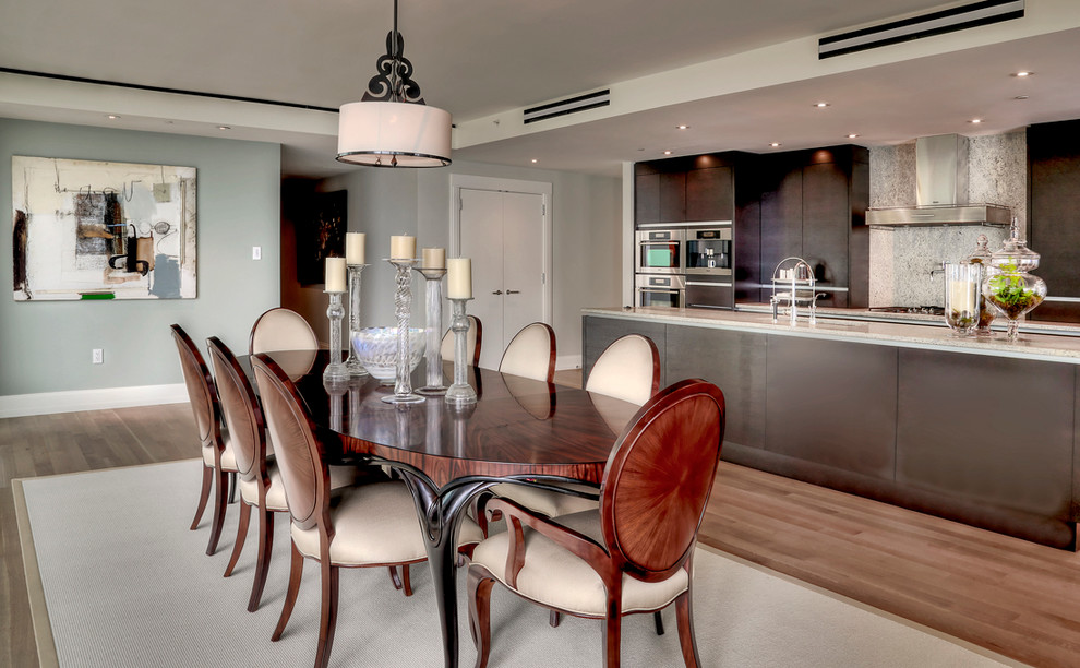 Идея дизайна: кухня-столовая в современном стиле с серыми стенами и темным паркетным полом
