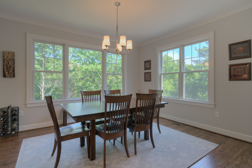 Foto di una sala da pranzo aperta verso il soggiorno american style di medie dimensioni con pareti grigie e pavimento in legno massello medio