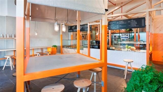 Idée de décoration pour une grande salle à manger ouverte sur la cuisine nordique avec un mur orange et un sol en ardoise.