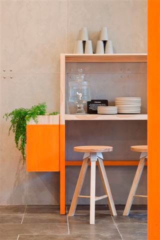 Bild på ett stort minimalistiskt kök med matplats, med beige väggar och klinkergolv i keramik