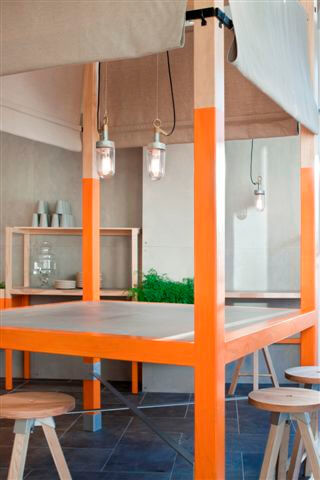 Idee per una grande sala da pranzo aperta verso la cucina nordica con pareti beige, pavimento con piastrelle in ceramica e pavimento grigio