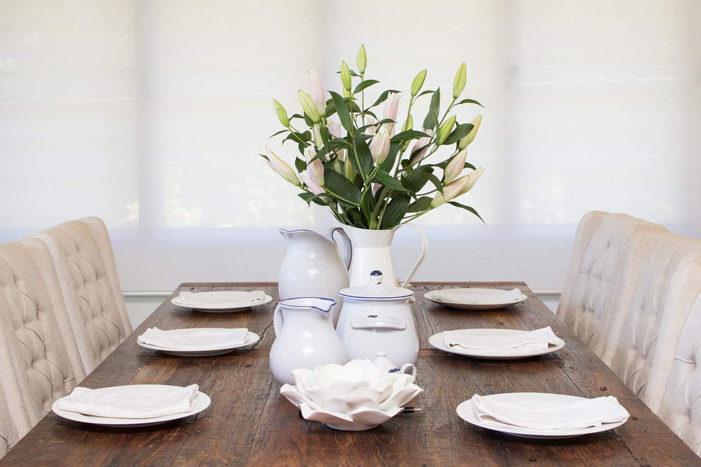 Imagen de comedor de cocina campestre de tamaño medio sin chimenea con paredes blancas y suelo de baldosas de porcelana