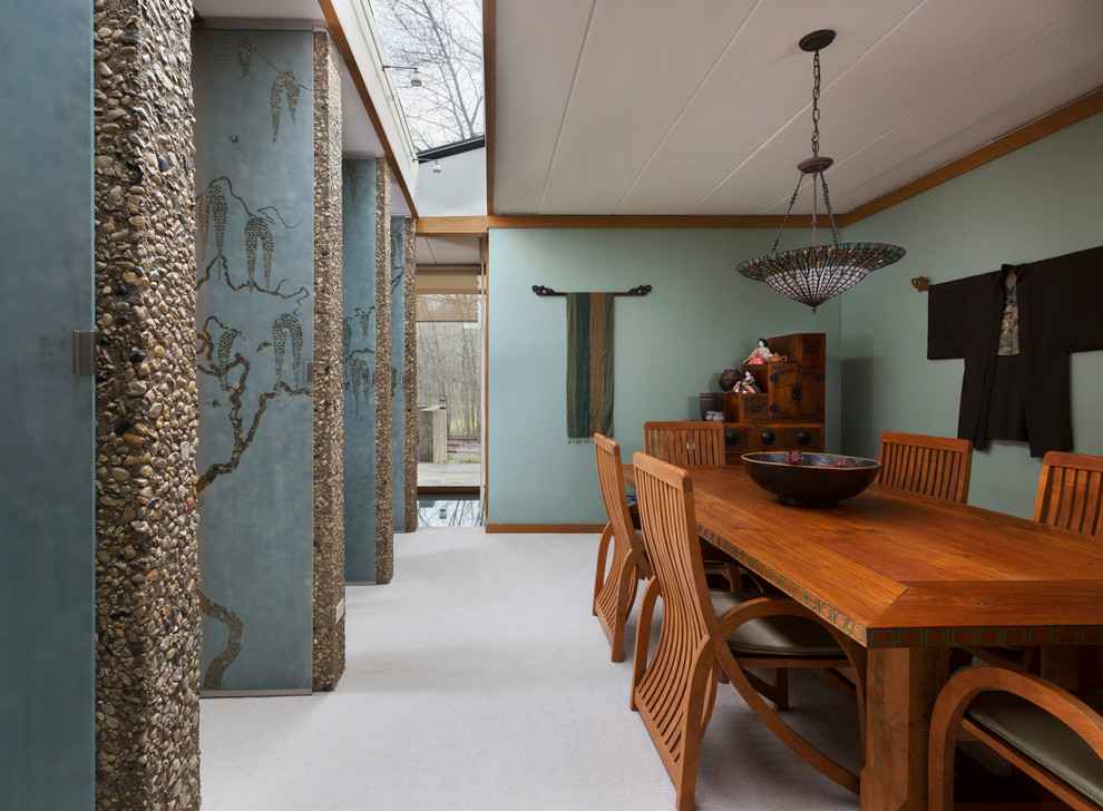 Ispirazione per una sala da pranzo chiusa e di medie dimensioni con pareti blu, moquette e pavimento bianco