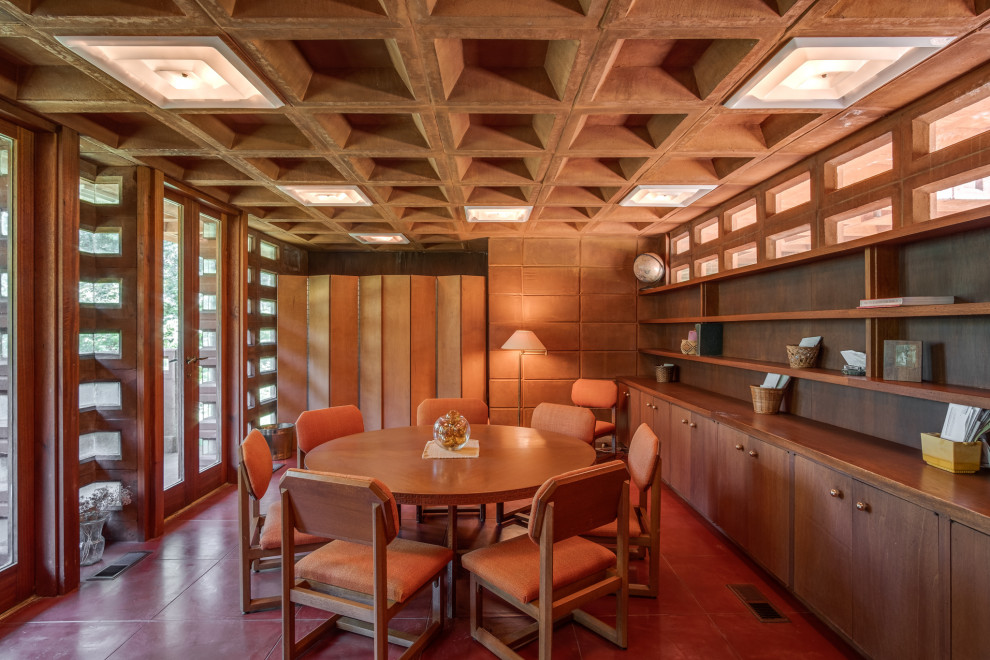 Foto di una sala da pranzo moderna con pareti marroni e pavimento rosso