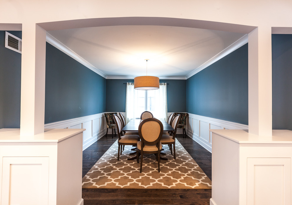 Geschlossenes, Großes Landhausstil Esszimmer ohne Kamin mit blauer Wandfarbe, braunem Holzboden und braunem Boden in Chicago