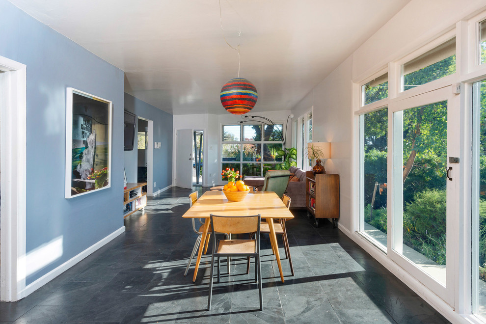 Стильный дизайн: кухня-столовая среднего размера в стиле ретро с синими стенами и полом из сланца без камина - последний тренд