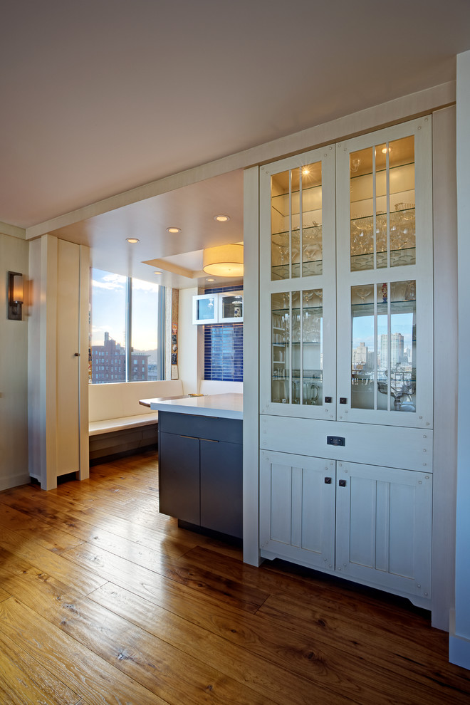 Mittelgroße Eklektische Wohnküche mit weißer Wandfarbe, braunem Holzboden und gelbem Boden in San Francisco