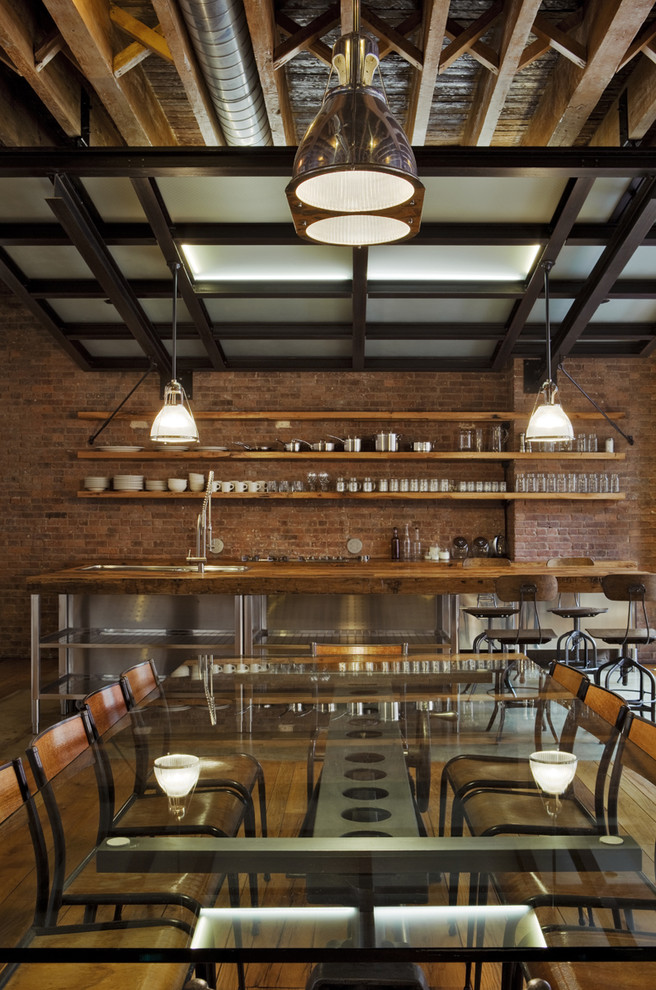 Diseño de comedor de cocina urbano de tamaño medio con suelo de madera en tonos medios, paredes rojas y suelo marrón