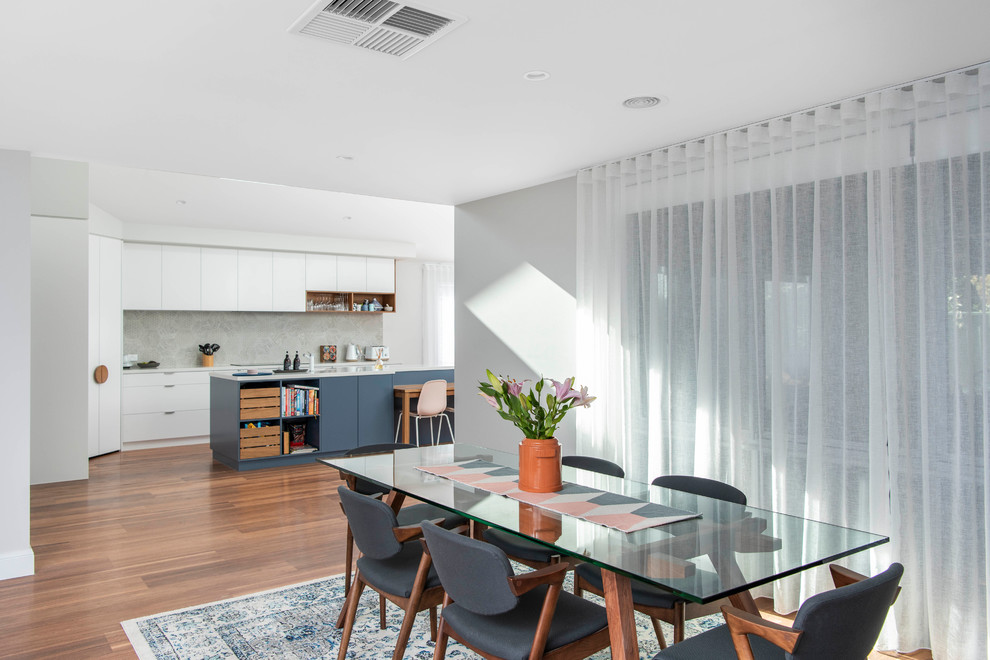 Стильный дизайн: столовая в современном стиле с серыми стенами и паркетным полом среднего тона - последний тренд