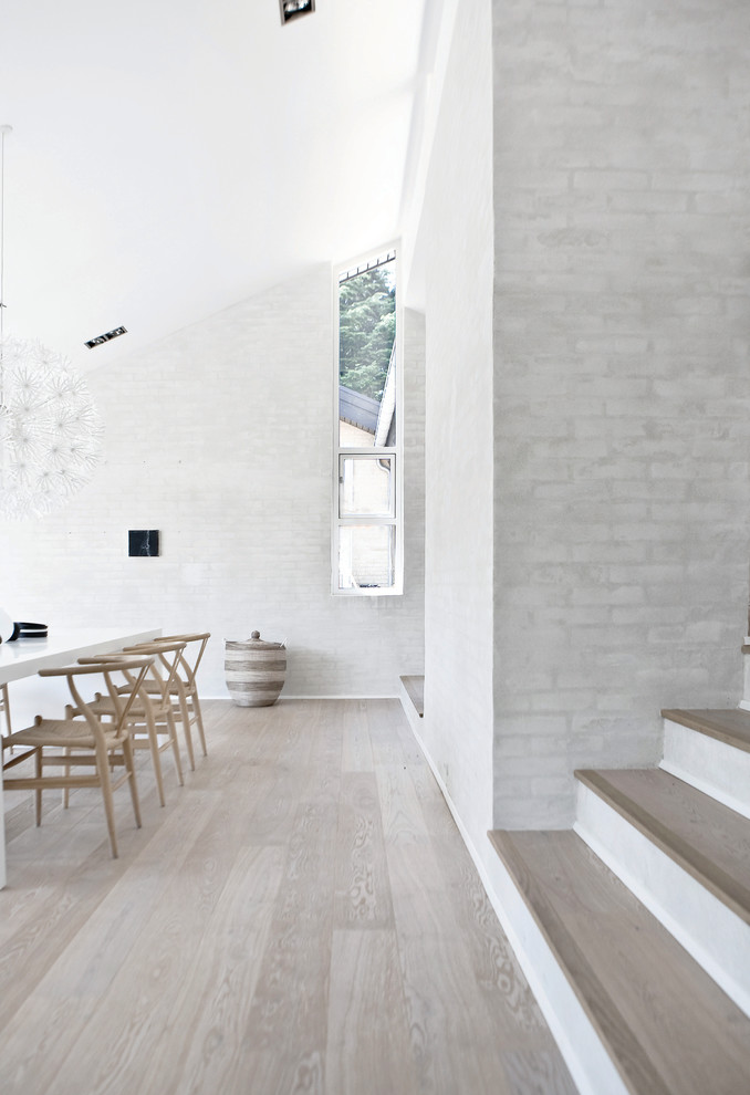 Стильный дизайн: большая столовая в скандинавском стиле с белыми стенами, светлым паркетным полом и бежевым полом - последний тренд