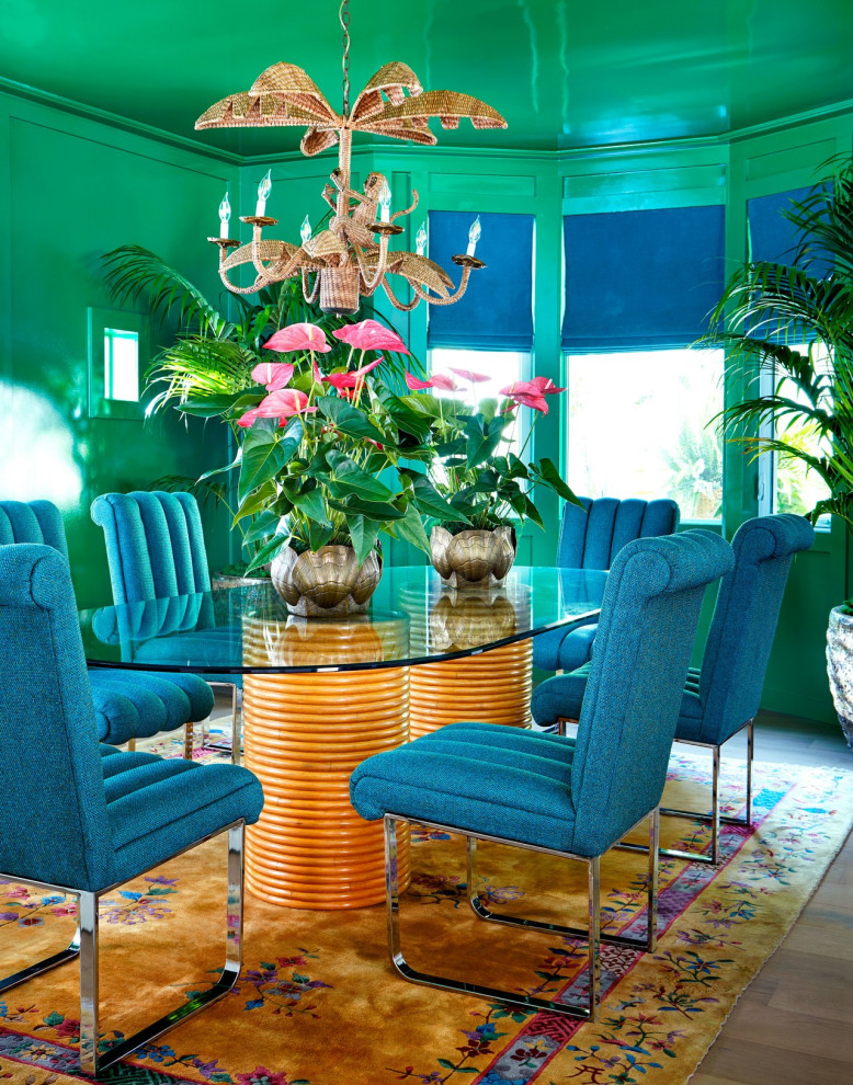 Ispirazione per una sala da pranzo tropicale con pareti verdi, parquet chiaro e nessun camino