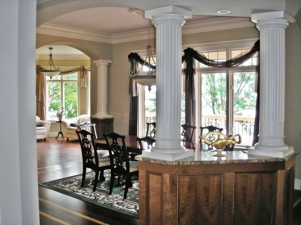 Aménagement d'une salle à manger classique avec un mur gris et parquet foncé.