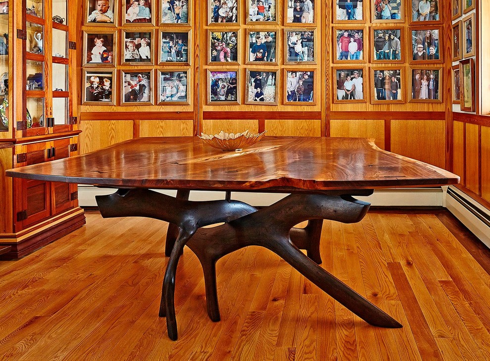 Immagine di una sala da pranzo stile rurale chiusa e di medie dimensioni con pareti verdi, parquet chiaro e nessun camino