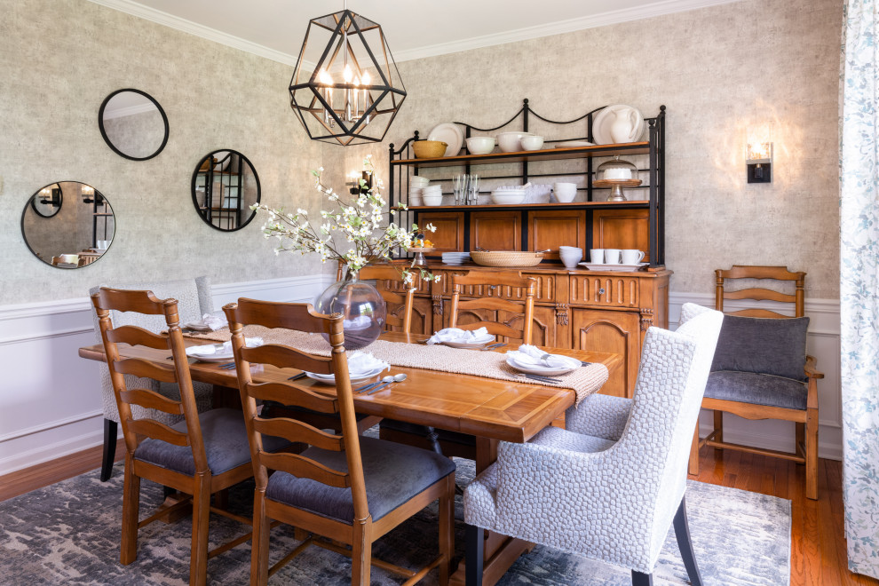 Idee per una sala da pranzo aperta verso la cucina tradizionale con pareti beige, pavimento in legno massello medio, pavimento marrone, carta da parati e boiserie