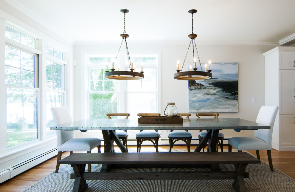 Idee per una sala da pranzo stile marinaro chiusa e di medie dimensioni con pareti bianche, pavimento in legno massello medio e pavimento beige