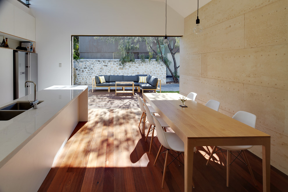 Ispirazione per una piccola sala da pranzo aperta verso la cucina minimal con pavimento in legno massello medio