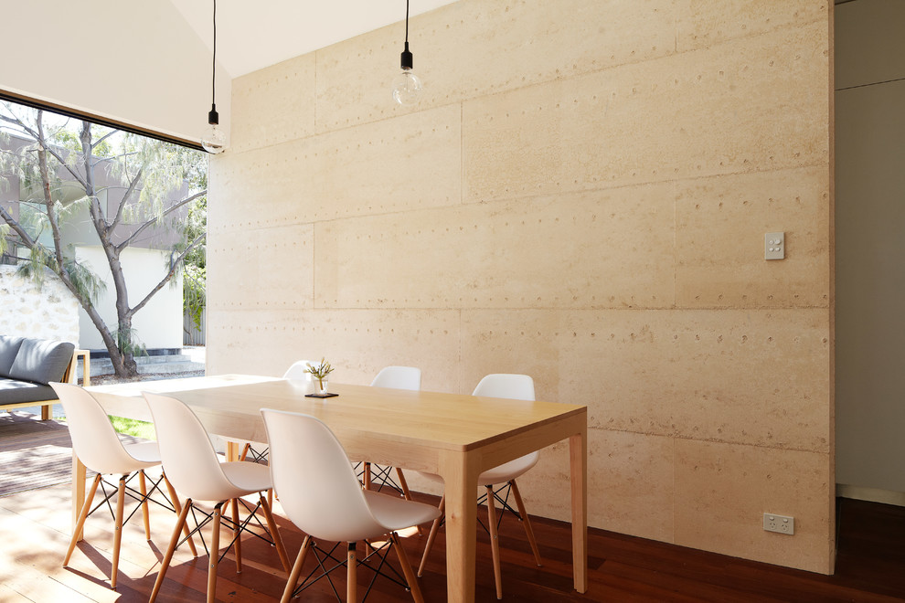 Ispirazione per una piccola sala da pranzo aperta verso la cucina minimal con pavimento in legno massello medio